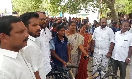 மதுரை அருகே திருமங்கலத்தில் விலையில்லா மிதிவண்டிகள் : நகராட்சி தலைவர் வழங்கினார் மதுரை அருகே திருமங்கலத்தில் விலையில்லா மிதிவண்டிகள் : நகராட்சி தலைவர் வழங்கினார்