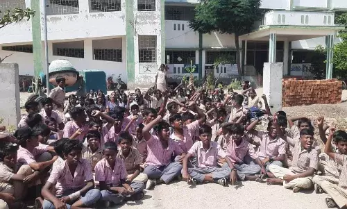 கோவில்பட்டியில் ஆசிரியை இடமாற்றத்தை எதிர்த்து மாணவர்கள் போராட்டம் கோவில்பட்டியில் ஆசிரியை இடமாற்றத்தை எதிர்த்து மாணவர்கள் போராட்டம்