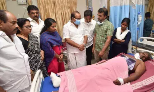 பட்டாசு கடை வெடி விபத்தில் உயிரிழந்தவர்களின் குடும்பத்தினருக்கு அமைச்சர் நிதியுதவி வழங்கல்