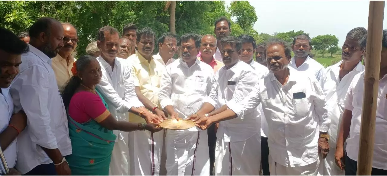 பெரியபாளையம் அருகே தார் சாலை பணியை தொடங்கி வைத்த பூந்தமல்லி எம்.எல்.ஏ. பெரியபாளையம் அருகே தார் சாலை பணியை தொடங்கி வைத்த பூந்தமல்லி எம்.எல்.ஏ.
