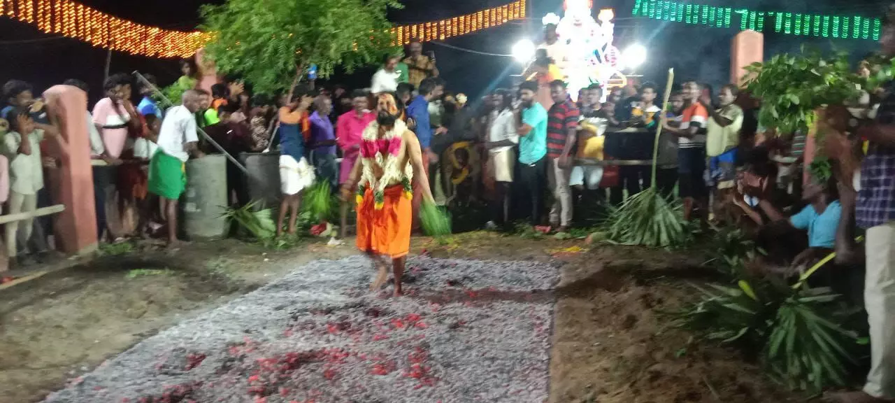 பவானி அம்மன் கோவிலில் குண்டம் தீமிதி திருவிழா பவானி அம்மன் கோவிலில் குண்டம் தீமிதி திருவிழா