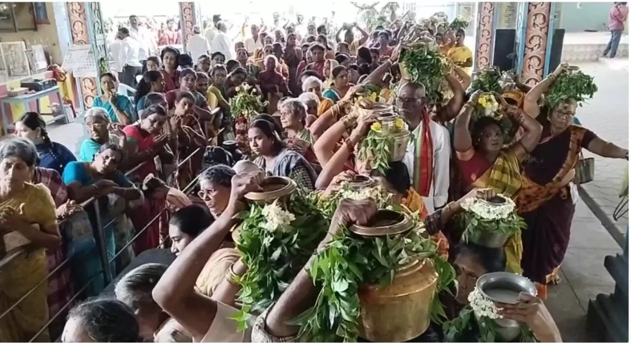 ஆடி பௌர்ணமியை முன்னிட்டு பொன்னியம்மனுக்கு 108 பால்குடம் அபிஷேகம் ஆடி பௌர்ணமியை முன்னிட்டு பொன்னியம்மனுக்கு 108 பால்குடம் அபிஷேகம்