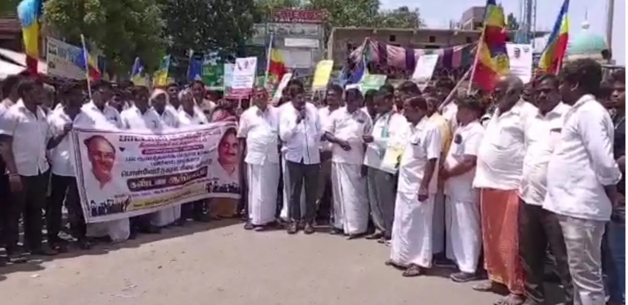 பொன்னேரியில் பாதாள சாக்கடை பணிகளை விரைந்து முடிக்க பா.ம.க ஆர்ப்பாட்டம் பொன்னேரியில் பாதாள சாக்கடை பணிகளை விரைந்து முடிக்க பா.ம.க ஆர்ப்பாட்டம்