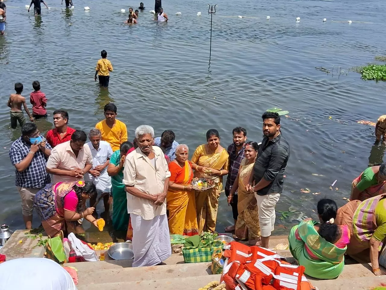 குமாரபாளையம் காவிரி ஆற்றில் பூஜை நடத்தி ஆடிப்பெருக்கு விழா கொண்டாட்டம் குமாரபாளையம் காவிரி ஆற்றில் பூஜை நடத்தி ஆடிப்பெருக்கு விழா கொண்டாட்டம்