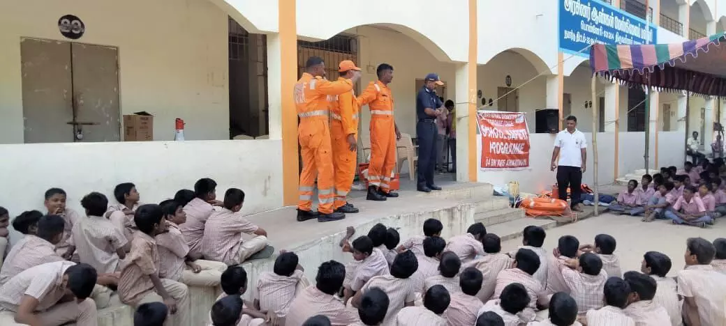பொன்னேரி அரசு பள்ளி மாணவர்களுக்கு தேசிய பேரிடர் மீட்பு குழுவினர் பயிற்சி பொன்னேரி அரசு பள்ளி மாணவர்களுக்கு தேசிய பேரிடர் மீட்பு குழுவினர் பயிற்சி