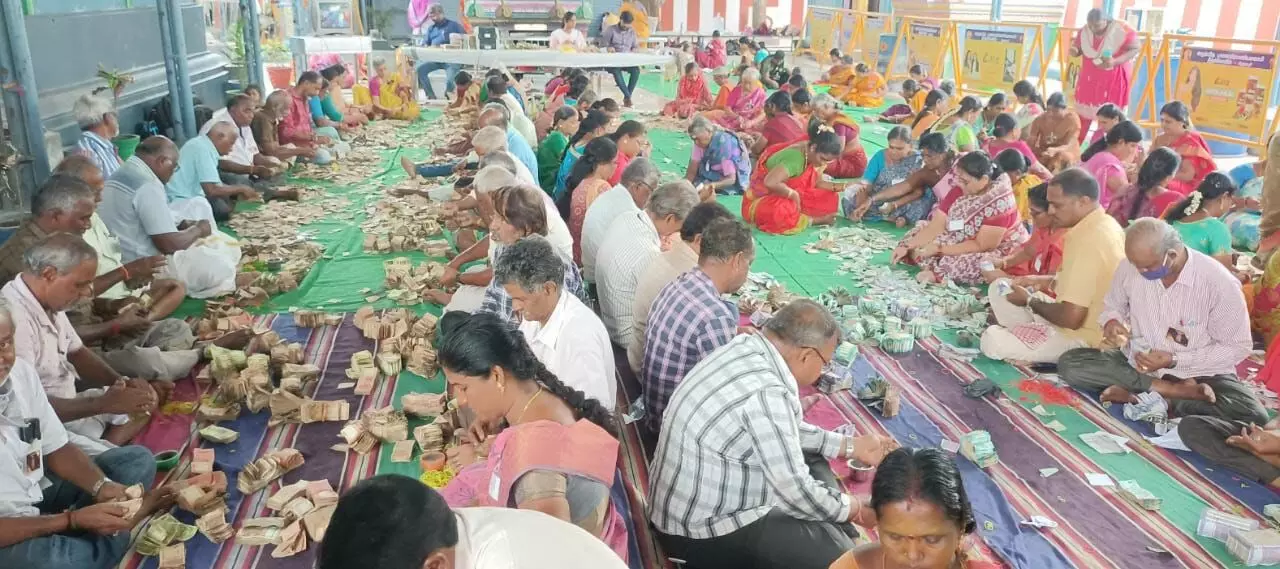 சிறுவாபுரி பாலசுப்பிரமணிய சுவாமி கோவிலில் உண்டியல் பணம் எண்ணிக்கை சிறுவாபுரி பாலசுப்பிரமணிய சுவாமி கோவிலில் உண்டியல் பணம் எண்ணிக்கை
