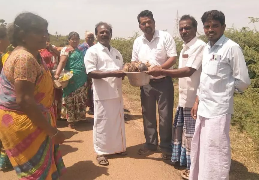 பழவேற்காடு கடற்கரை பகுதியில் பனை விதைகள் நடும் விழா பழவேற்காடு கடற்கரை பகுதியில் பனை விதைகள் நடும் விழா