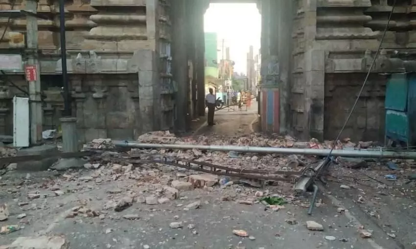 ஸ்ரீரங்கம் கோயிலில் நள்ளிரவில் இடிந்து விழுந்த கிழக்கு கோபுர சுவர் ஸ்ரீரங்கம் கோயிலில் நள்ளிரவில் இடிந்து விழுந்த கிழக்கு கோபுர சுவர்