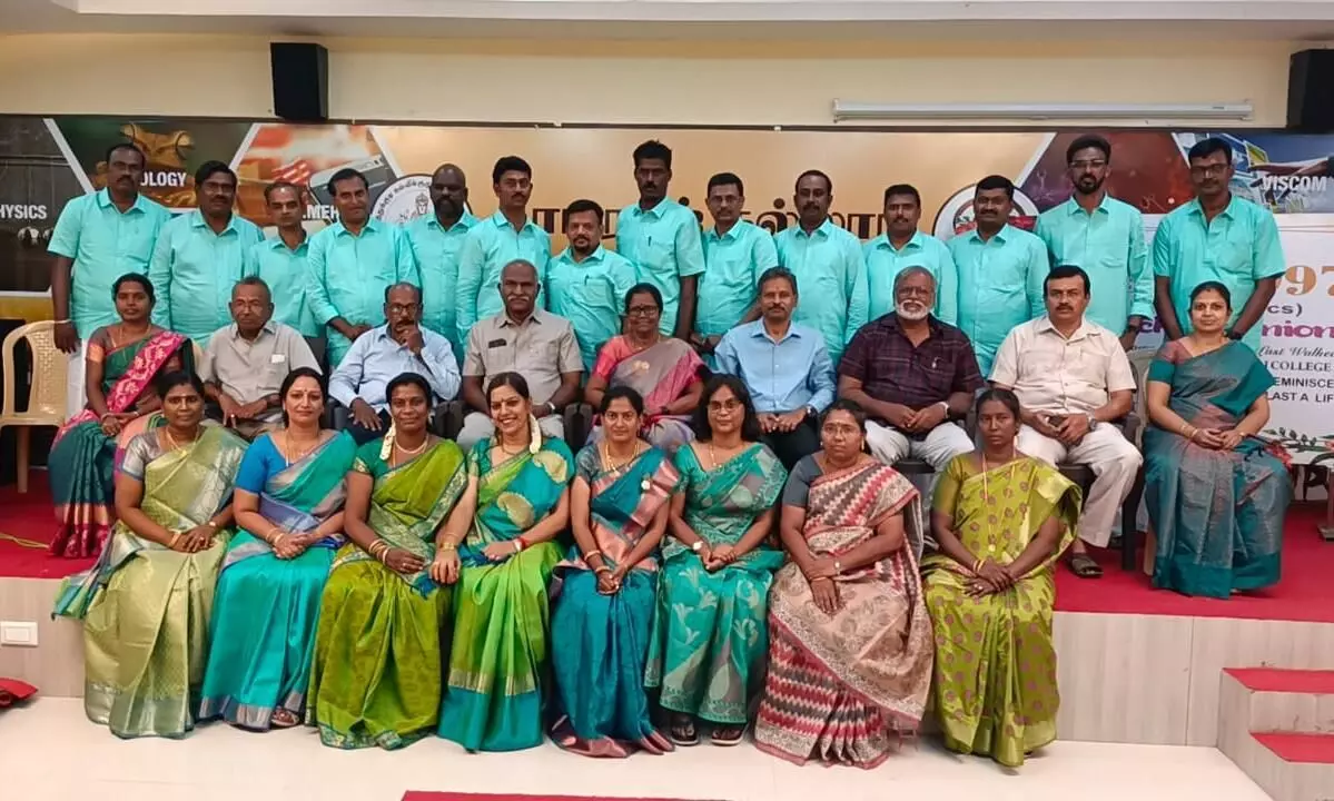 தூத்துக்குடி காமராஜ் கல்லூரியில் முன்னாள் மாணவர்கள் சந்திப்பு தூத்துக்குடி காமராஜ் கல்லூரியில் முன்னாள் மாணவர்கள் சந்திப்பு