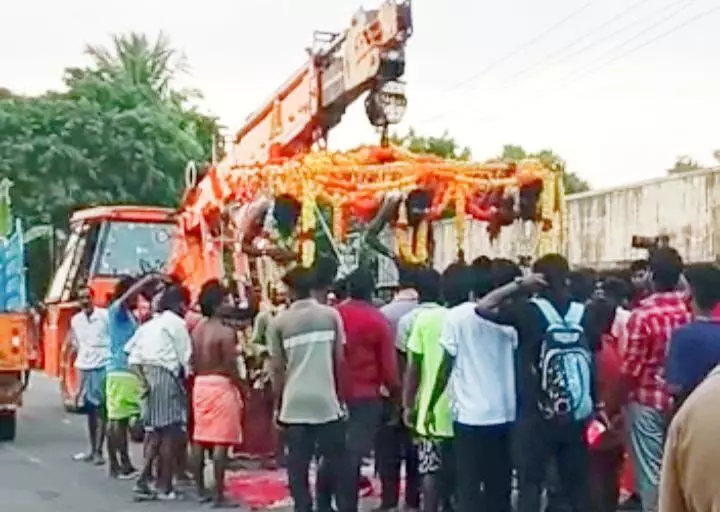 திருத்தணி முருகன் கோவிலுக்கு, பக்தர்கள் அலகு குத்தி வழிபாடு திருத்தணி முருகன் கோவிலுக்கு, பக்தர்கள் அலகு குத்தி வழிபாடு