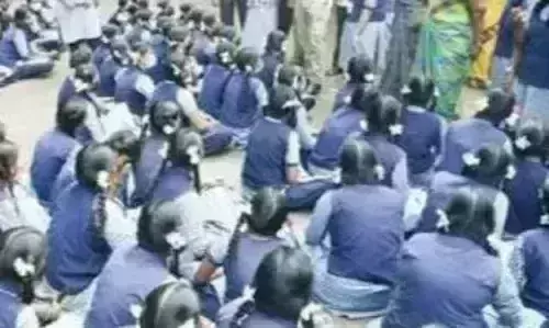 திருச்சி ஸ்ரீரங்கத்தில் பள்ளி இடம் மாற்றம் கண்டித்து மாணவ மாணவிகள் போராட்டம் திருச்சி ஸ்ரீரங்கத்தில் பள்ளி இடம் மாற்றம் கண்டித்து மாணவ மாணவிகள் போராட்டம்