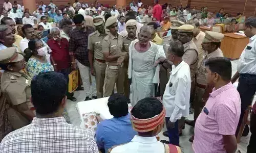 திருச்சி மாவட்ட கலெக்டர் அலுவலகத்தில் தீக்குளிக்க முயன்ற நபர் திருச்சி மாவட்ட கலெக்டர் அலுவலகத்தில் தீக்குளிக்க முயன்ற நபர்
