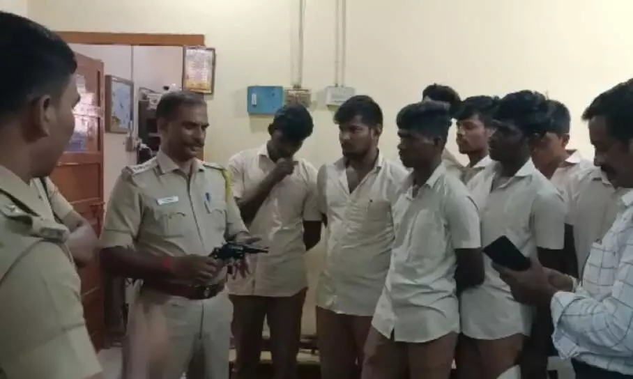ஶ்ரீவைகுண்டம் காவல் நிலையத்தில் ஆயுதங்களை பார்வையிட்ட மாணவர்கள் ஶ்ரீவைகுண்டம் காவல் நிலையத்தில் ஆயுதங்களை பார்வையிட்ட மாணவர்கள்
