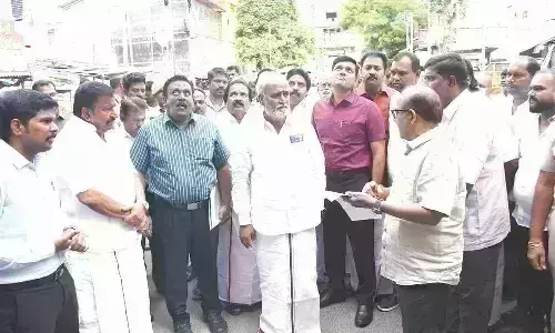 ஸ்ரீரங்கம் ரங்கநாதர் கோவில் கோபுரம் இடிந்த இடத்தில்அமைச்சர் சேகர் பாபு ஆய்வு ஸ்ரீரங்கம் ரங்கநாதர் கோவில் கோபுரம் இடிந்த இடத்தில்அமைச்சர் சேகர் பாபு ஆய்வு
