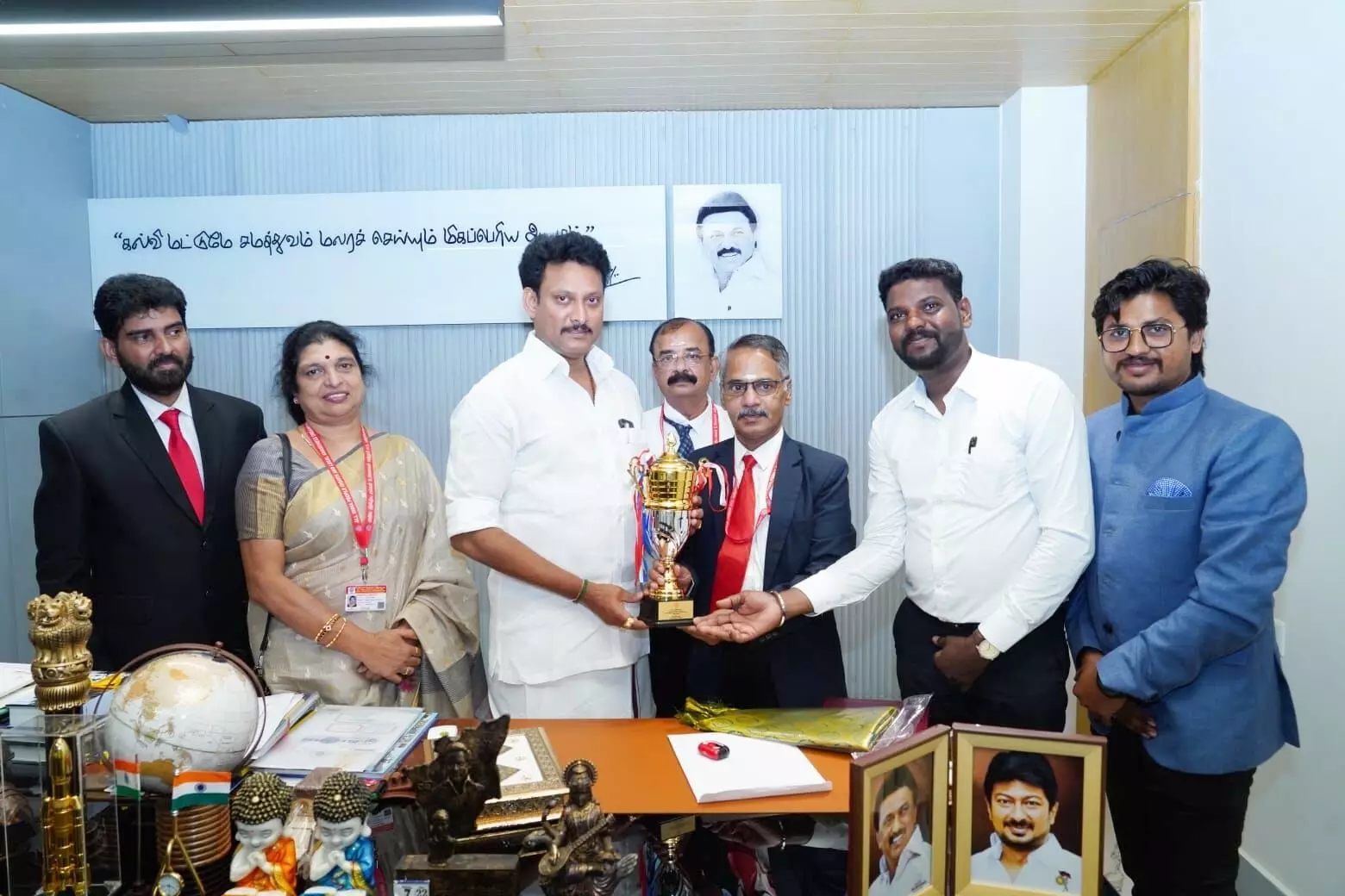 அமைச்சர் அன்பில் மகேஷ் பொய்யாமொழியிடம் வாழ்த்து பெற்ற அச்சம் தவிர் படக்குழு அமைச்சர் அன்பில் மகேஷ் பொய்யாமொழியிடம் வாழ்த்து பெற்ற அச்சம் தவிர் படக்குழு