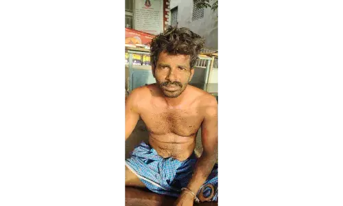 மனைவியை கொன்று குழந்தையை தூக்கிச் சென்றவரை  போலீசிடம் ஒப்படைத்த பொதுமக்கள் மனைவியை கொன்று குழந்தையை தூக்கிச் சென்றவரை  போலீசிடம் ஒப்படைத்த பொதுமக்கள்