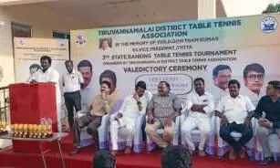 மாவட்ட டேபிள் டென்னிஸ் போட்டியில் வெற்றி பெற்றவர்களுக்கு பரிசு மாவட்ட டேபிள் டென்னிஸ் போட்டியில் வெற்றி பெற்றவர்களுக்கு பரிசு