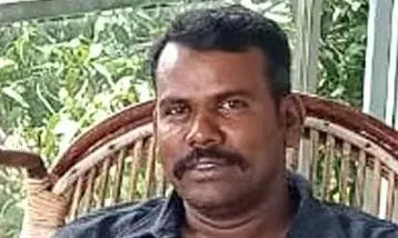 தூத்துக்குடி அருகே தலைமைக் காவலர் தூக்கிட்டுத் தற்கொலை தூத்துக்குடி அருகே தலைமைக் காவலர் தூக்கிட்டுத் தற்கொலை