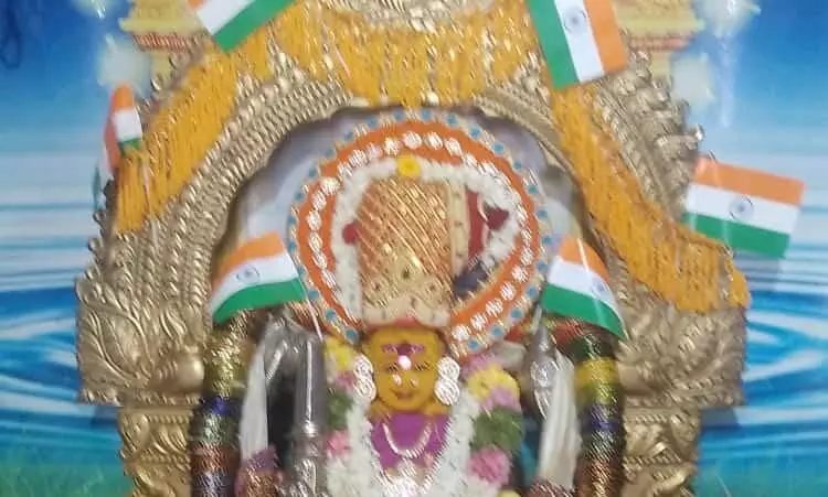 குமாரபாளையம் சுந்தரம் நகர் அம்மனுக்கு தேசிய கொடியுடன் சிறப்பு அலங்காரம் குமாரபாளையம் சுந்தரம் நகர் அம்மனுக்கு தேசிய கொடியுடன் சிறப்பு அலங்காரம்