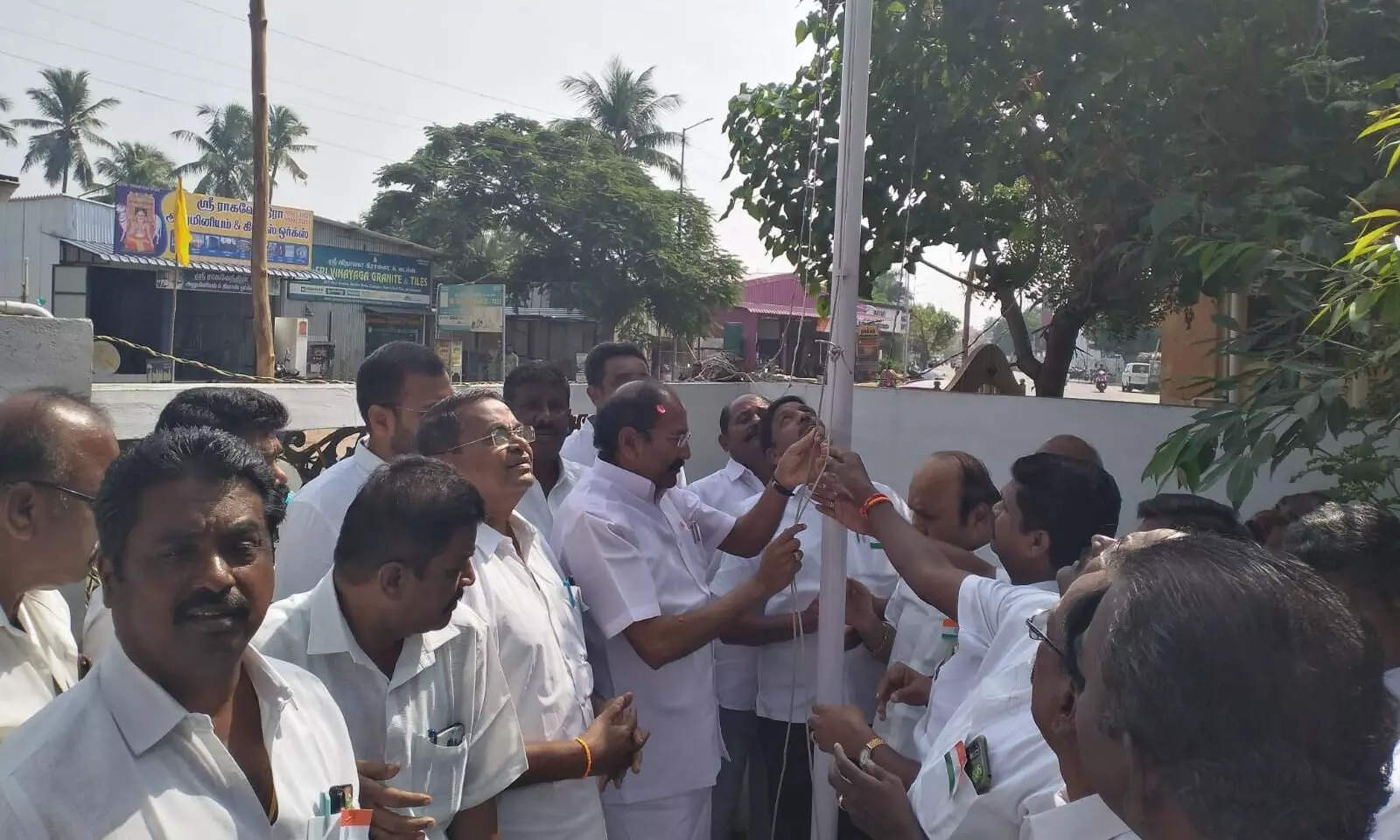 குமாரபாளையம் சட்டமன்ற உறுப்பினர் அலுவலகத்தில் ஏற்றப்பட்ட தேசிய கொடி குமாரபாளையம் சட்டமன்ற உறுப்பினர் அலுவலகத்தில் ஏற்றப்பட்ட தேசிய கொடி