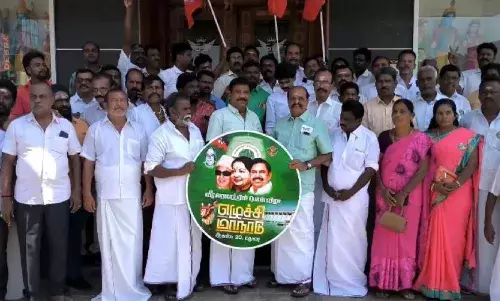 ரஜினி ரசிகர்களுக்கு ஜெயிலர் பட டிக்கெட் வழங்கி அ.தி.மு.க. மாநாட்டிற்கு அழைப்பு ரஜினி ரசிகர்களுக்கு ஜெயிலர் பட டிக்கெட் வழங்கி அ.தி.மு.க. மாநாட்டிற்கு அழைப்பு