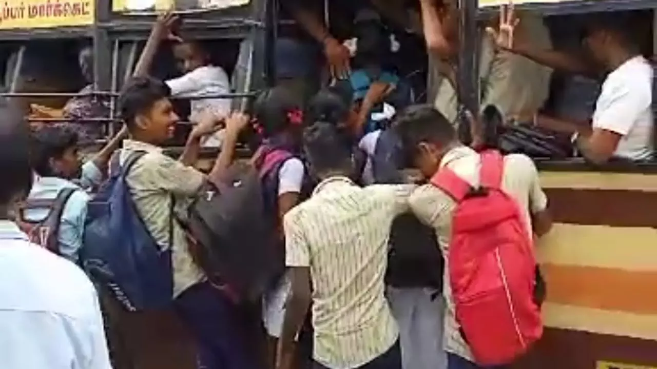 பள்ளி மாணவர்கள், படிக்கட்டுகளில் ஆபத்தான பயணம்; கூடுதல் பேருந்துகள் இயக்க பொதுமக்கள் கோரிக்கை பள்ளி மாணவர்கள், படிக்கட்டுகளில் ஆபத்தான பயணம்; கூடுதல் பேருந்துகள் இயக்க பொதுமக்கள் கோரிக்கை