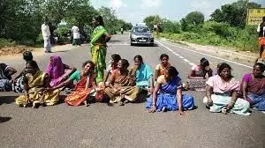 வந்தவாசியில் மாயமான பள்ளி ஆசிரியையை கண்டு பிடித்து தரக்கேரி சாலை மறியல் வந்தவாசியில் மாயமான பள்ளி ஆசிரியையை கண்டு பிடித்து தரக்கேரி சாலை மறியல்