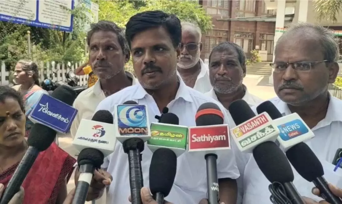 திருவள்ளூர் அருகே இலவச வீட்டுமனை பட்டா வழங்க கோரி மாவட்ட ஆட்சியரிடம் மனு திருவள்ளூர் அருகே இலவச வீட்டுமனை பட்டா வழங்க கோரி மாவட்ட ஆட்சியரிடம் மனு