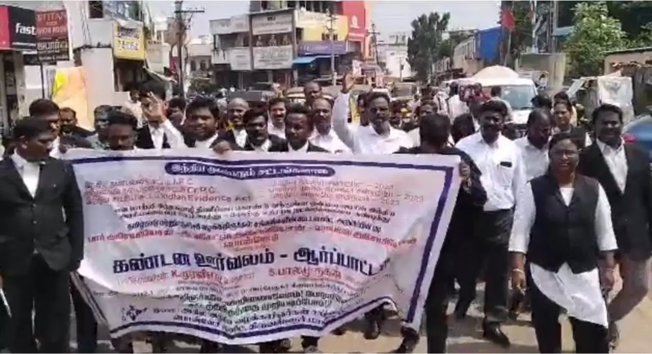 சட்டங்களின் பெயர்கள் இந்தியில் மாற்றம்: வழக்கறிஞர்கள் ஆர்ப்பாட்டம் சட்டங்களின் பெயர்கள் இந்தியில் மாற்றம்: வழக்கறிஞர்கள் ஆர்ப்பாட்டம்