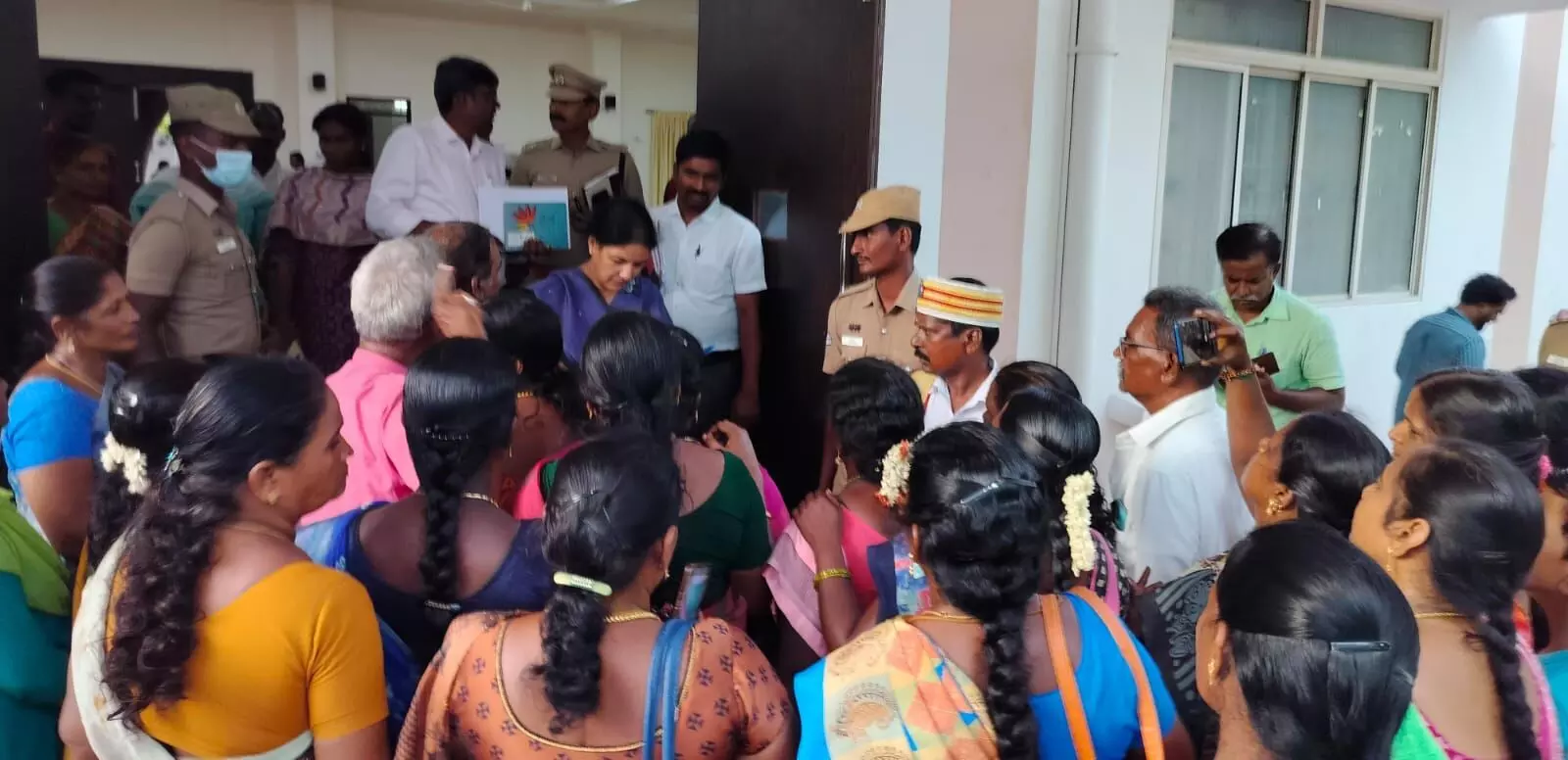 கேசரி செய்வது கஷ்டமா? சத்துணவு ஊழியர்களிடம் காஞ்சிபுரம் ஆட்சியர் கேள்வி கேசரி செய்வது கஷ்டமா? சத்துணவு ஊழியர்களிடம் காஞ்சிபுரம் ஆட்சியர் கேள்வி