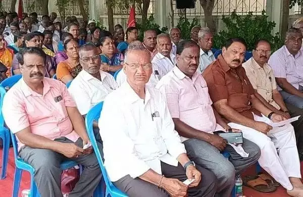 கருணை ஓய்வூதியத்தை வழங்க தொடக்க வேளாண் கூட்டுறவு வங்கி ஊழியர்கள் கோரிக்கை கருணை ஓய்வூதியத்தை வழங்க தொடக்க வேளாண் கூட்டுறவு வங்கி ஊழியர்கள் கோரிக்கை