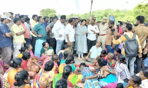 எண்ணூர் அருகே படகு கவிழ்ந்து மீனவர் உயிரிழப்பு: உறவினர்கள் போராட்டம் எண்ணூர் அருகே படகு கவிழ்ந்து மீனவர் உயிரிழப்பு: உறவினர்கள் போராட்டம்