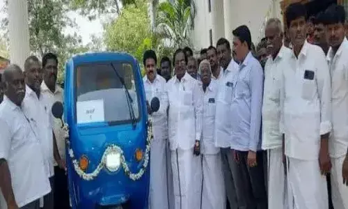 தூய்மை பணிகளுக்கு பேட்டரி வாகனங்களை வழங்கிய துணை சபாநாயகர்