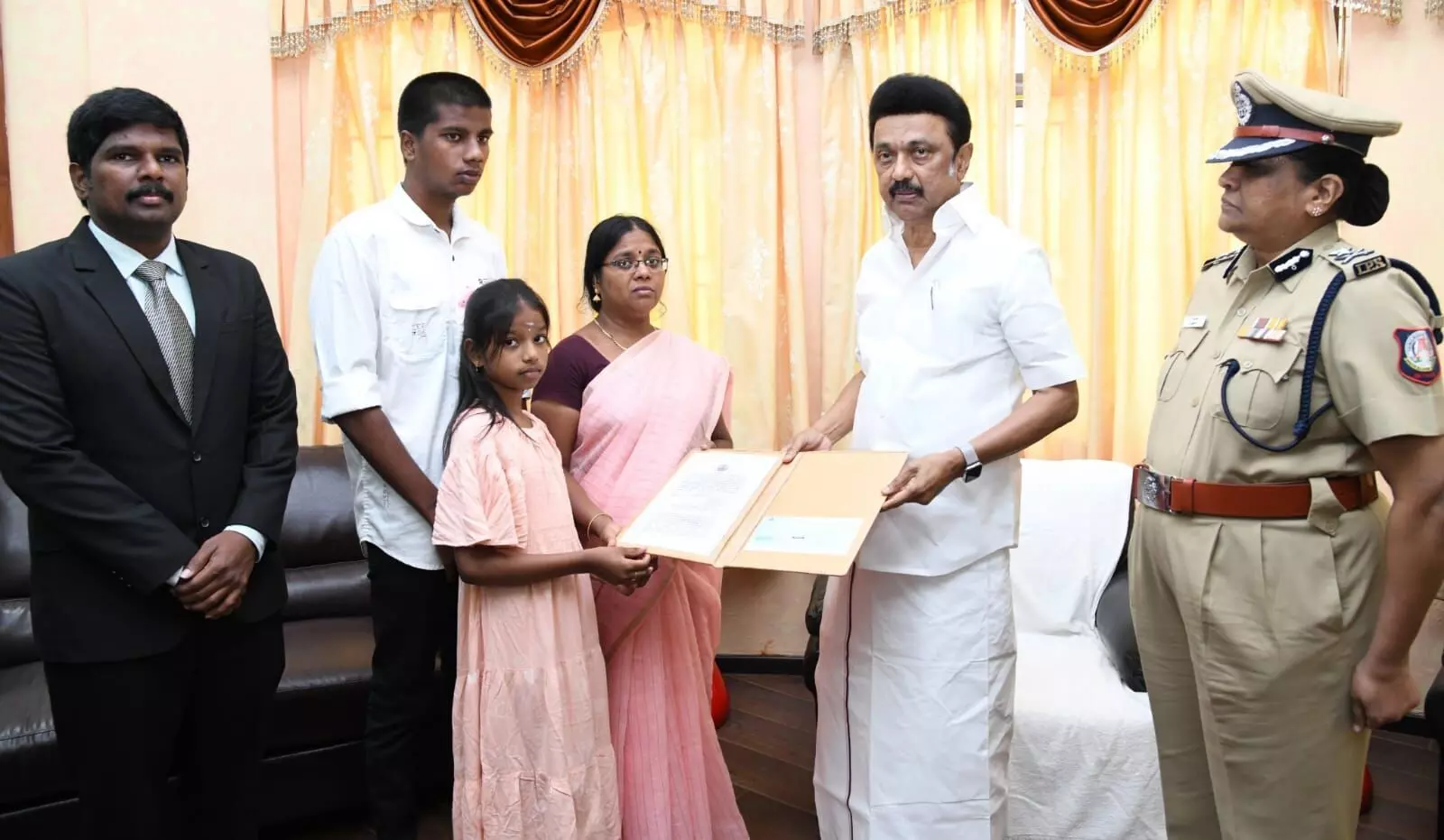 பணியின்போது இறந்த திருச்சி போலீஸ்காரரின் குடும்பத்திற்கு ரூ.25 லட்சம் பணியின்போது இறந்த திருச்சி போலீஸ்காரரின் குடும்பத்திற்கு ரூ.25 லட்சம்