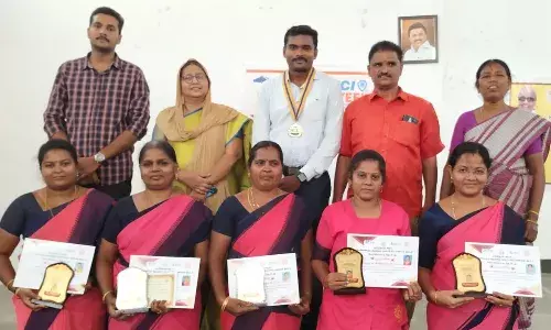 கோவில்பட்டியில் சிறந்த அங்கன்வாடி பணியாளர்களுக்கு பாராட்டு சான்றிதழ் கோவில்பட்டியில் சிறந்த அங்கன்வாடி பணியாளர்களுக்கு பாராட்டு சான்றிதழ்