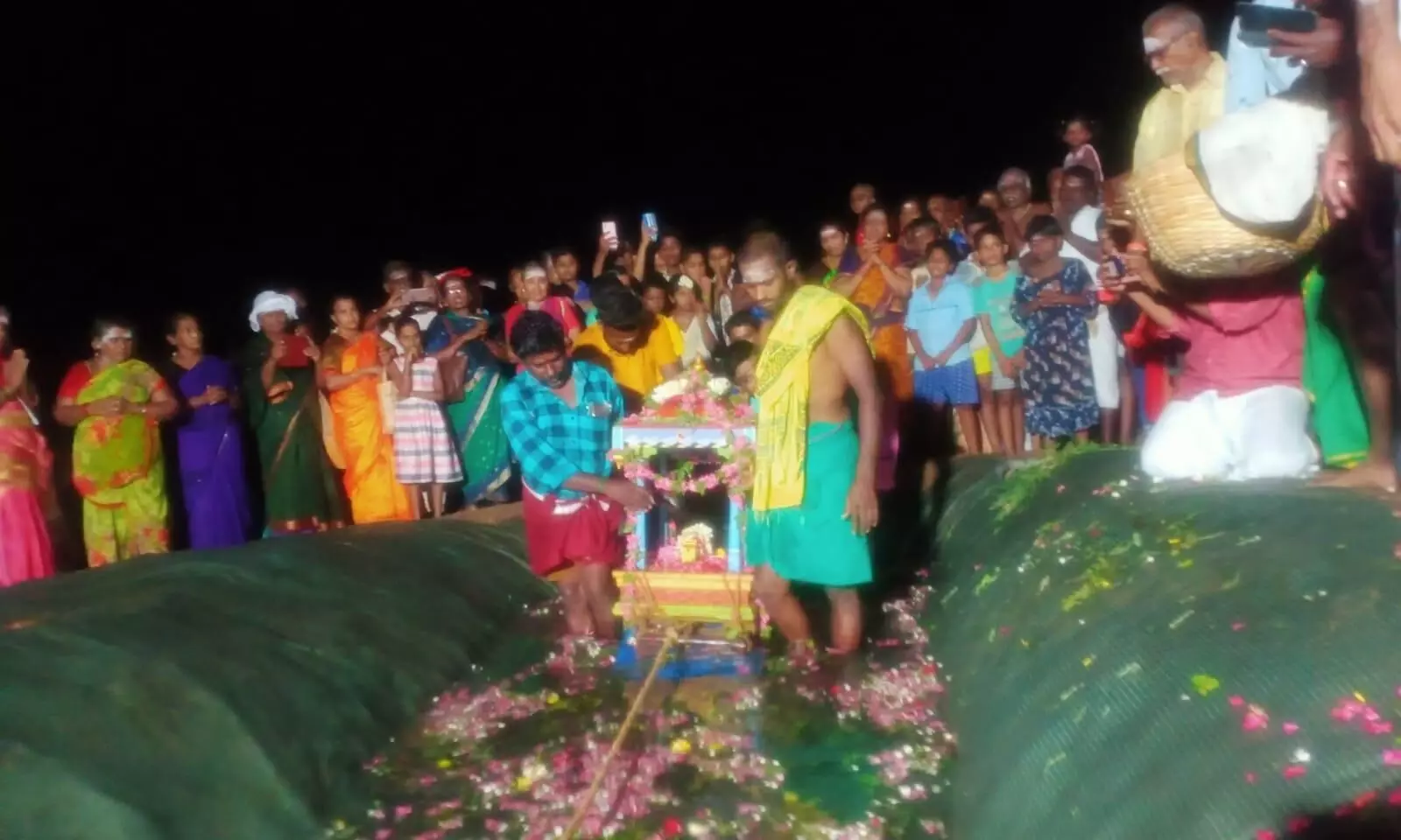 திருவேடகம் ஏடகநாத சுவாமி ஆலயத்தில் ஏடு எதிரேறிய திருவிழா திருவேடகம் ஏடகநாத சுவாமி ஆலயத்தில் ஏடு எதிரேறிய திருவிழா
