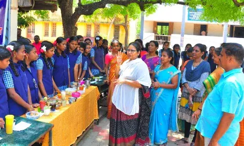 அடுப்பில்லா சமையல் உணவுகளை செய்து அசத்திய கோவில்பட்டி அரசு பள்ளி மாணவிகள் அடுப்பில்லா சமையல் உணவுகளை செய்து அசத்திய கோவில்பட்டி அரசு பள்ளி மாணவிகள்