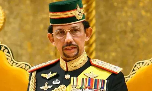 Sultan of burunei in tamil-7 ஆயிரம் கார்கள்..!  புருனே சுல்தானின் ஆடம்பர வாழ்க்கை..!