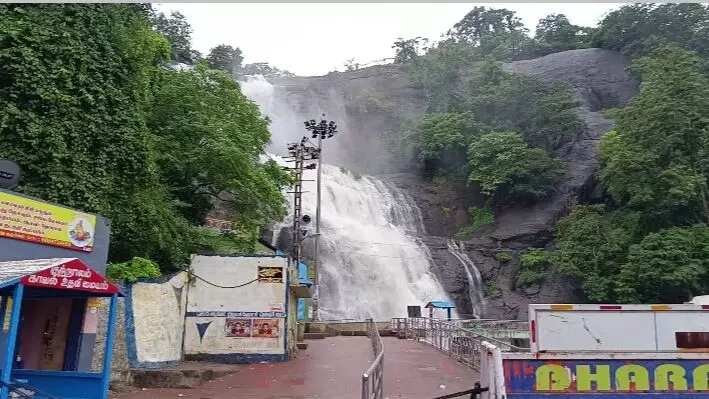 குற்றால அருவிகளில் நீர்வரத்து அதிகரிப்பால், சுற்றுலா பயணிகள் குளிக்க தடை குற்றால அருவிகளில் நீர்வரத்து அதிகரிப்பால், சுற்றுலா பயணிகள் குளிக்க தடை