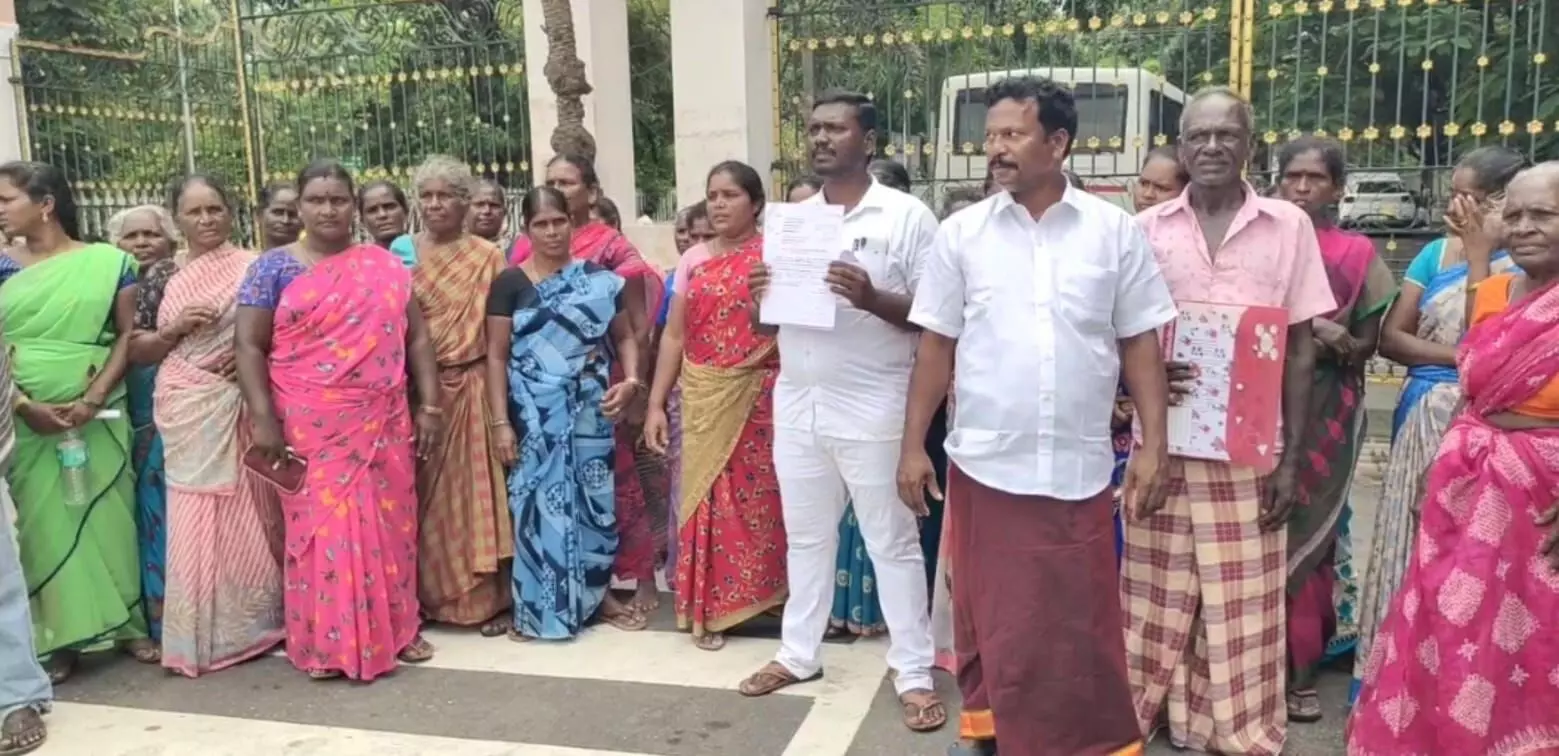 செல்போன் டவர் அமைக்க எதிர்ப்பு தெரிவித்து கிராம மக்கள் போராட்டம் செல்போன் டவர் அமைக்க எதிர்ப்பு தெரிவித்து கிராம மக்கள் போராட்டம்