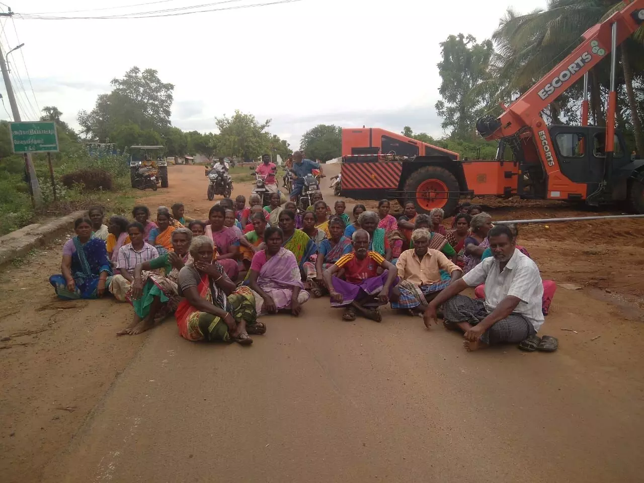 சோழவந்தான் அருகே குடிநீர் கேட்டு கிராம மக்கள் சாலை மறியல் போராட்டம் சோழவந்தான் அருகே குடிநீர் கேட்டு கிராம மக்கள் சாலை மறியல் போராட்டம்