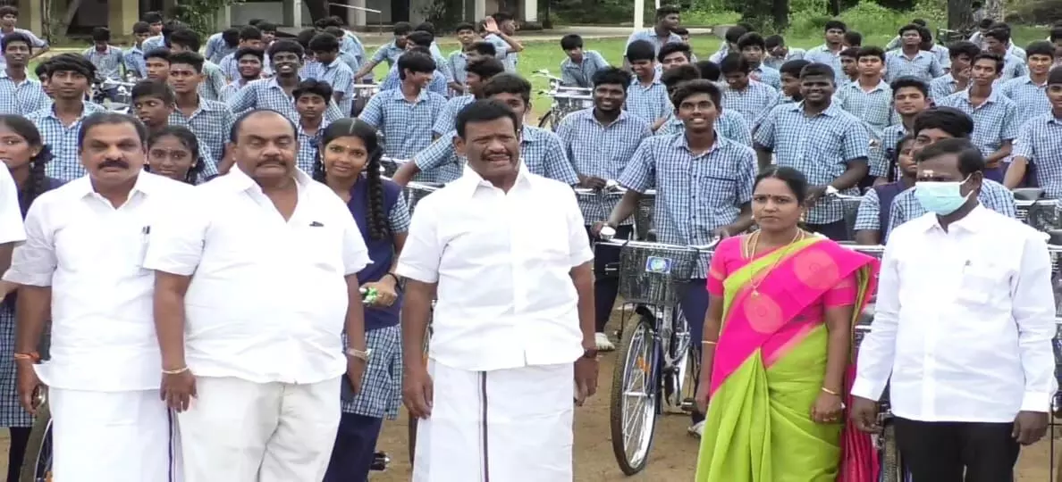 ஆவடியில் பள்ளி மாணவர்களுக்கு மிதிவண்டிகள் வழங்கிய முன்னாள் அமைச்சர் நாசர் ஆவடியில் பள்ளி மாணவர்களுக்கு மிதிவண்டிகள் வழங்கிய முன்னாள் அமைச்சர் நாசர்
