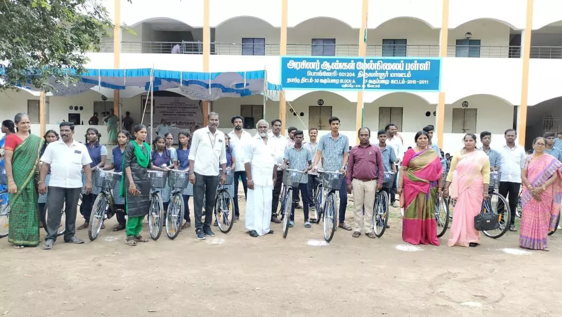 பொன்னேரி அரசு பள்ளியில் இலவச சைக்கிள் வழங்கும் விழா பொன்னேரி அரசு பள்ளியில் இலவச சைக்கிள் வழங்கும் விழா
