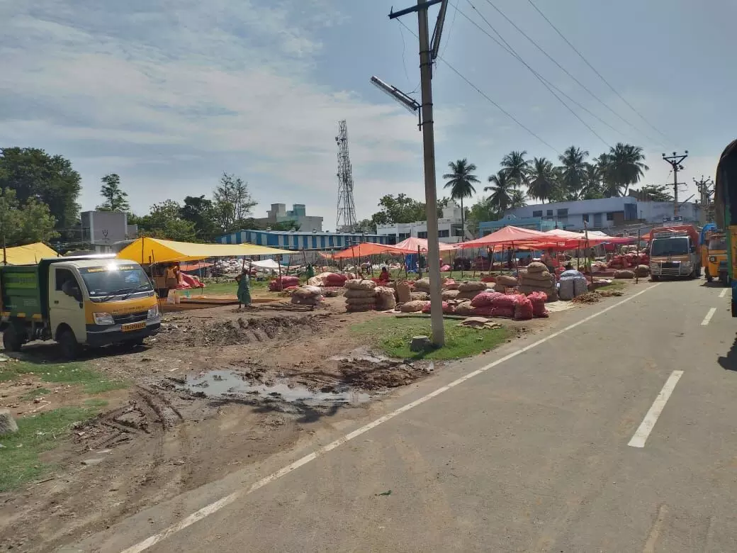 சேறும், சகதியுமான நிலையில் செயல்படும் குமாரபாளையம் வாரச்சந்தை சேறும், சகதியுமான நிலையில் செயல்படும் குமாரபாளையம் வாரச்சந்தை