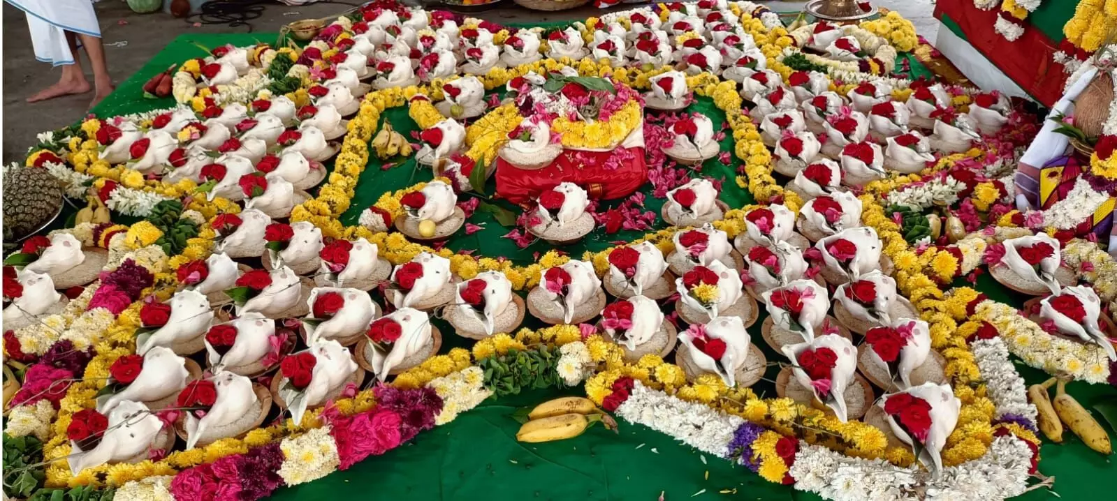 சிறுவாபுரி பாலசுப்பிரமணியசாமி கோவிலில் 108 நட்சத்திர சங்காபிஷேகம் சிறுவாபுரி பாலசுப்பிரமணியசாமி கோவிலில் 108 நட்சத்திர சங்காபிஷேகம்