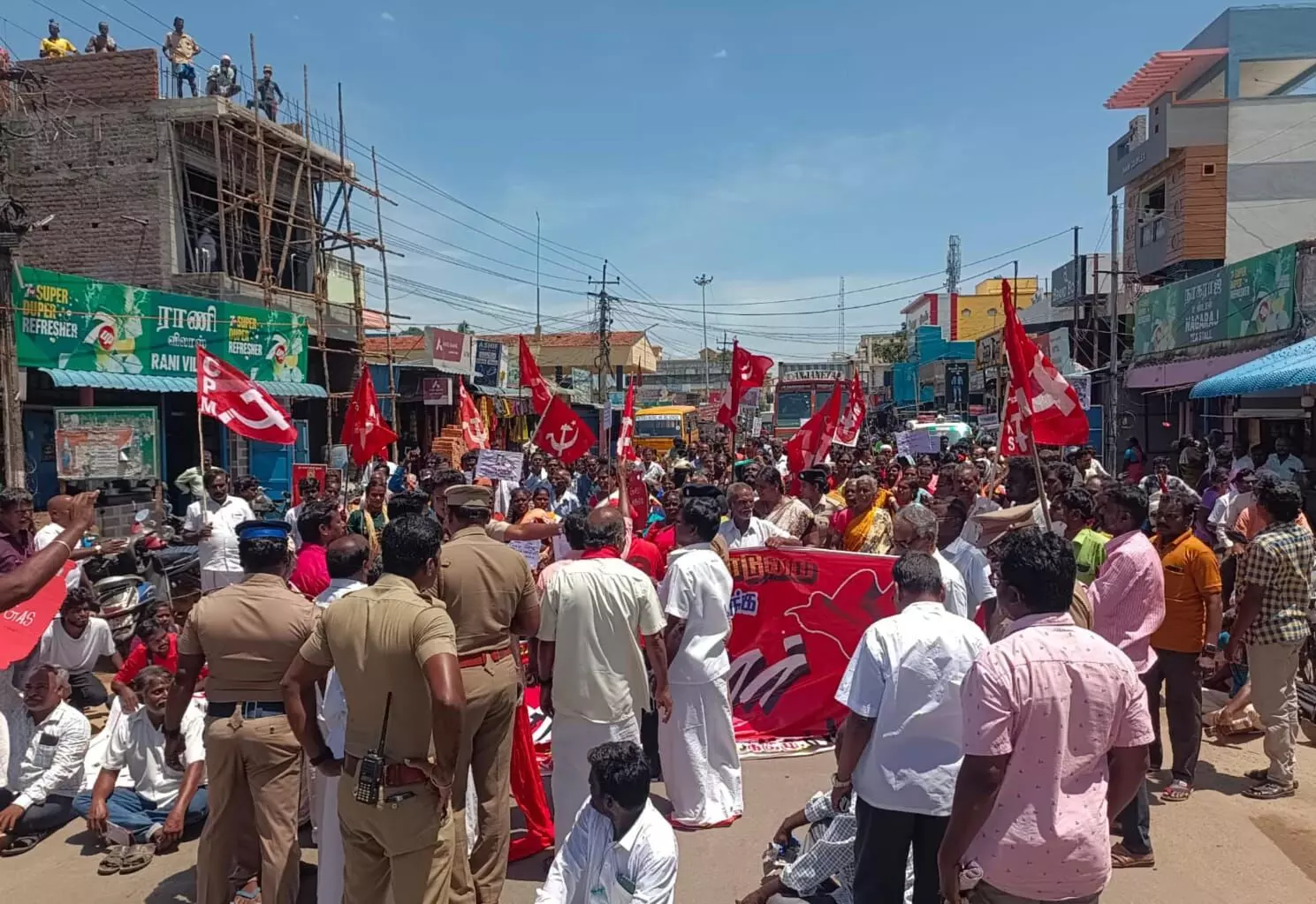 பெரியபாளையத்தில் மார்க்சிஸ்ட் கம்யூனிஸ்ட் கட்சியினர் மறியல் போராட்டம் பெரியபாளையத்தில் மார்க்சிஸ்ட் கம்யூனிஸ்ட் கட்சியினர் மறியல் போராட்டம்