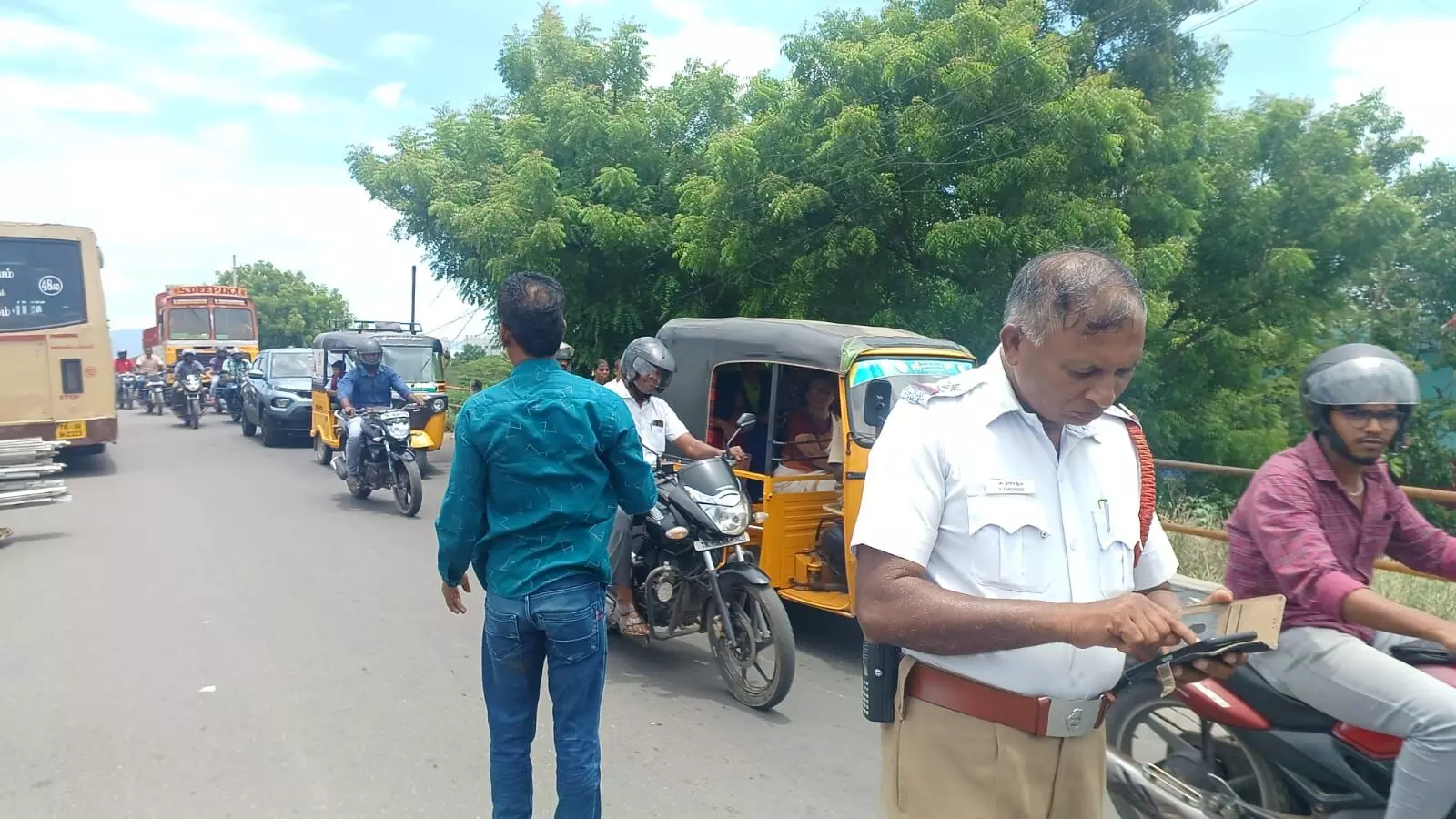 மதுரையில் பழுதான லாரியை நடு பாலத்தில் நிறுத்திய டிரைவருக்கு அபராதம் மதுரையில் பழுதான லாரியை நடு பாலத்தில் நிறுத்திய டிரைவருக்கு அபராதம்