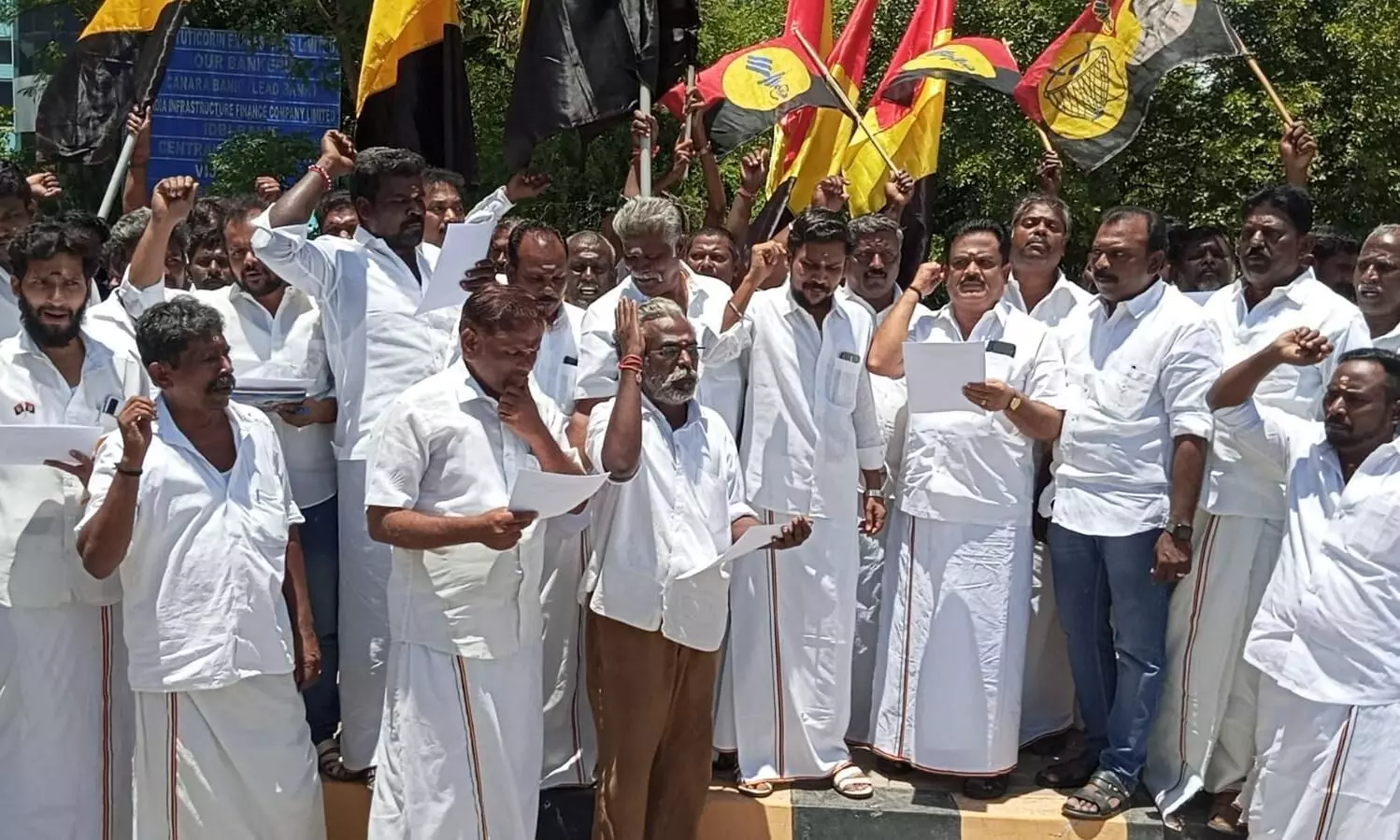 மதுரை அருகே டோல்கேட் வரி உயர்வைக் கண்டித்து தேமுதிகவினர் ஆர்ப்பாட்டம் மதுரை அருகே டோல்கேட் வரி உயர்வைக் கண்டித்து தேமுதிகவினர் ஆர்ப்பாட்டம்