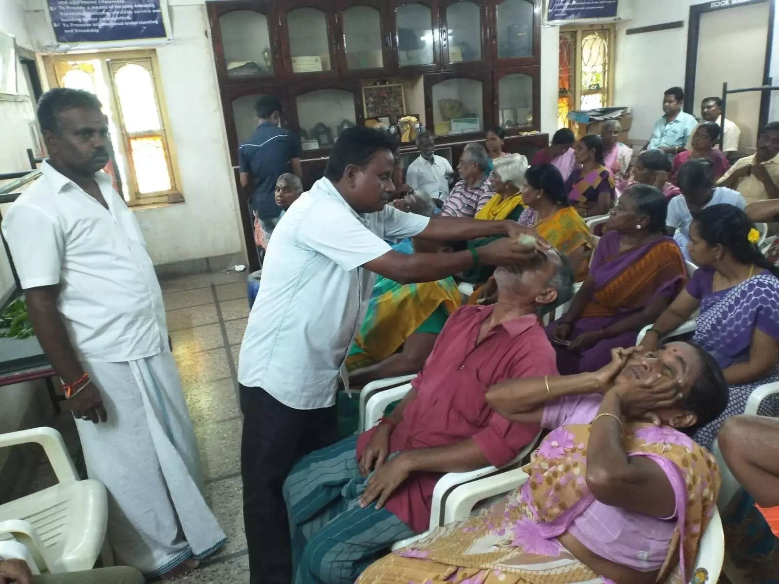குமாரபாளையம் கலிக்கம் சித்த வைத்திய முகாமில் நோயாளிகளுக்கு சிகிச்சை குமாரபாளையம் கலிக்கம் சித்த வைத்திய முகாமில் நோயாளிகளுக்கு சிகிச்சை