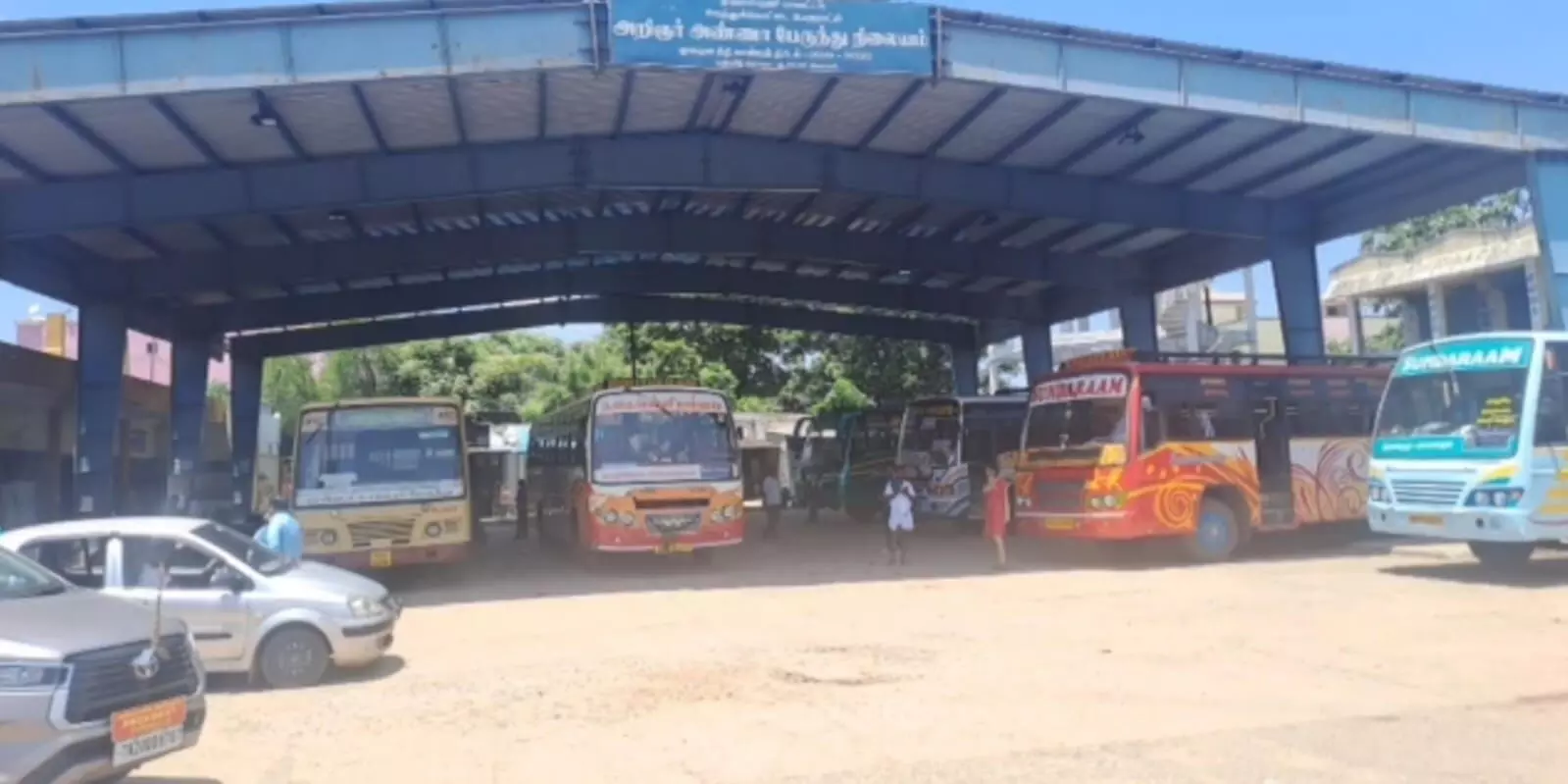 ஊத்துக்கோட்டை அருகே தமிழக, ஆந்திரா எல்லையில் பேருந்துகள் நிறுத்தம் ஊத்துக்கோட்டை அருகே தமிழக, ஆந்திரா எல்லையில் பேருந்துகள் நிறுத்தம்